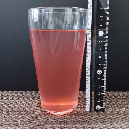 横から見た360mlのグラス1杯分のアセロラジュース