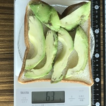 食パンに載せたアボカド（多め） 63g