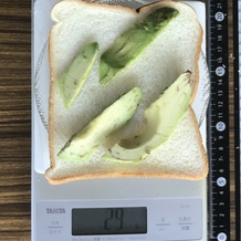 食パンに載せたアボカド（少なめ） 29g