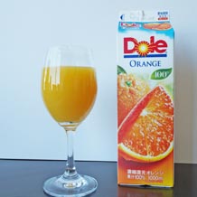 ワイングラスのオレンジジュース