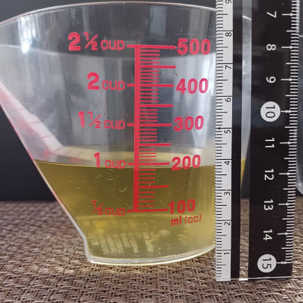 横から見た189g分のみかん缶詰液汁