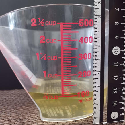 横から見た100g分のみかん缶詰液汁