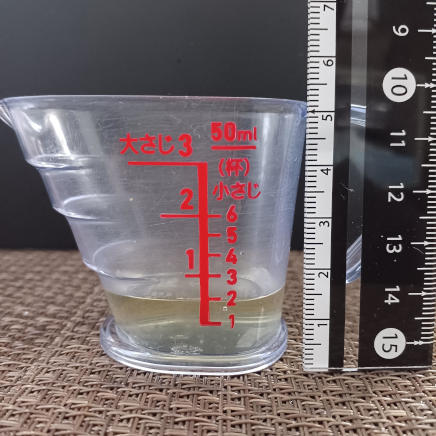 横から見た10g分のみかん缶詰液汁