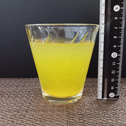 横から見た225mlのグラス1杯分のバレンシアオレンジジュース