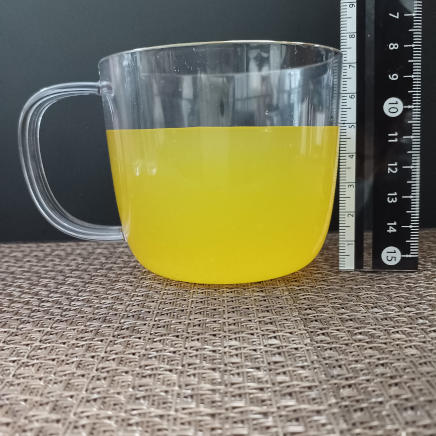 横から見た285mlカップ1杯分のバレンシアオレンジジュース