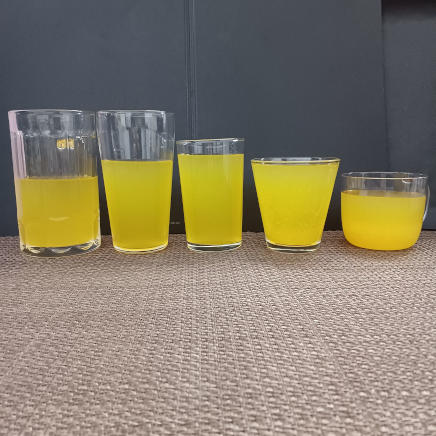 グラスに注いだバレンシアオレンジジュース