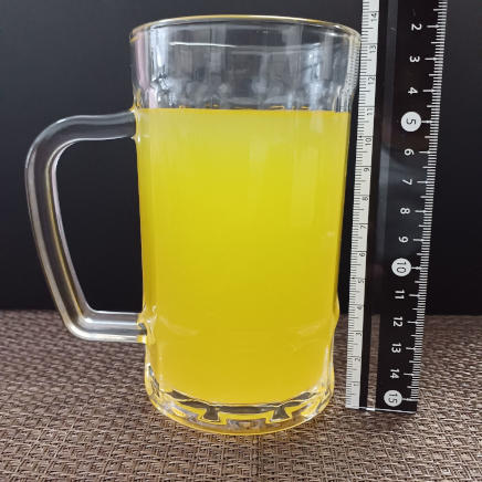 横から見た390mlのジョッキ1杯分のバレンシアオレンジジュース