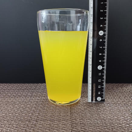 横から見た360mlのグラス1杯分のバレンシアオレンジジュース