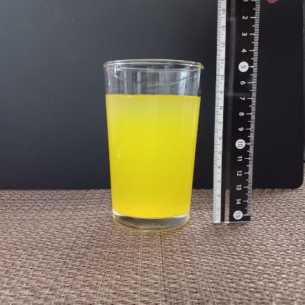 横から見た240mlのグラス1杯分のバレンシアオレンジジュース