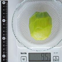 皮を剥いたグリーンキウイ