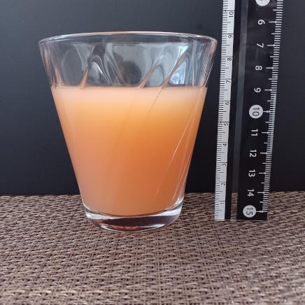 横から見た225mlのグレープフルーツジュース