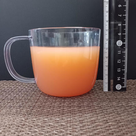 横から見た285mlのグレープフルーツジュース