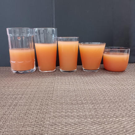 各グラスに注いだ200ｇのグレープフルーツジュース