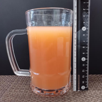 横から見た390mlのグレープフルーツジュース