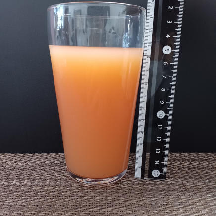 横から見た360mlのグレープフルーツジュース