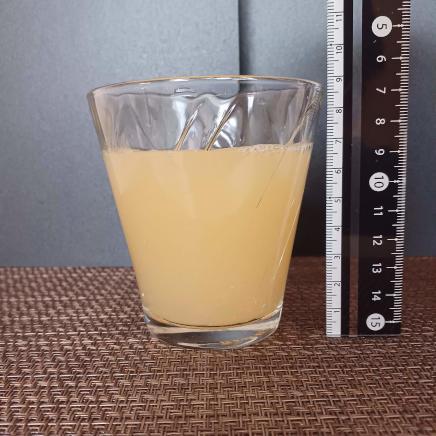 横から見た225mlのグラス1杯分のパイナップルジュース 137g