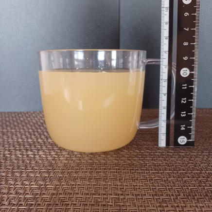 横から見た285mlのカップ1杯分のパイナップルジュース 221