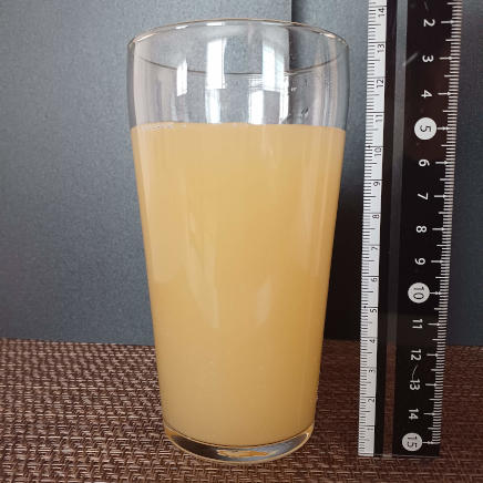 横から見た360mlのグラス1杯分のパイナップルジュース 267g