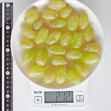 トンプソン種無し皮つき1房(中)の可食部