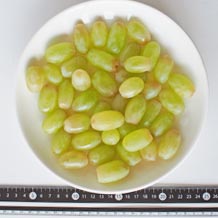 皿20cmに盛ったトンプソン種無し皮つき