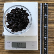 ガラスボールに入れた200ml分のレイズん 121g