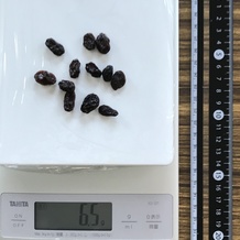 1個のレーズンくるみパンに含むレイズン 6.5g