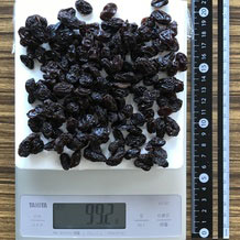 広げた300kcal分の干しぶどう 99g