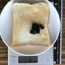 焼けた食パンの上にブルーベリージャム 6g