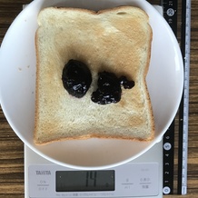 焼けた食パンの上にブルーベリージャム 14g