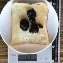 焼けた食パンの上にブルーベリージャム 20g