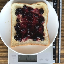 焼けた食パンの上にブルーベリージャム(広げた) 21g