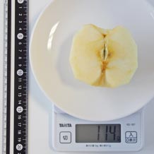 皮むきりんご半分