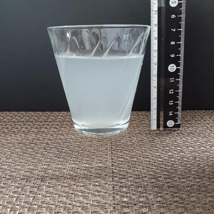 横から見た225mlのグラス1杯分のりんごジュース