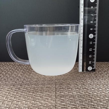 横から見た285mlのカップ1杯分のりんごジュース