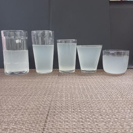 りんごジュースを注いだグラス