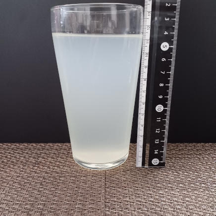 横から見た360mlのグラス1杯分のりんごジュース