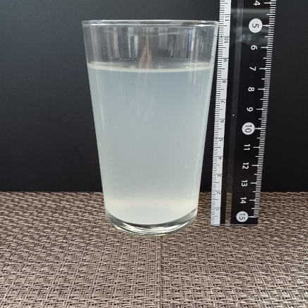 横から見た240mlのグラス1杯分のりんごジュース