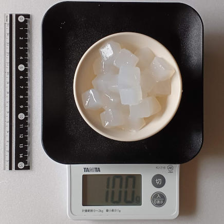 小鉢に入れた100gのナタデココ