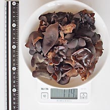 中皿に山盛りの茹でたキクラゲ114g