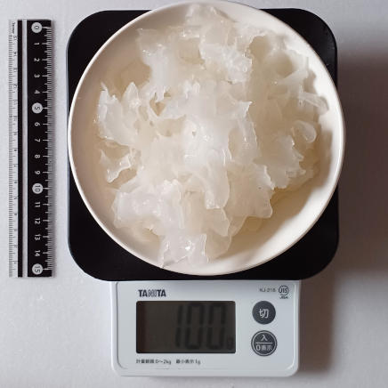 中皿に入れた100gの白きくらげ