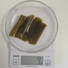 乾燥昆布2gをカットして水につける
