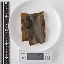 乾燥昆布4gをカットして水につける