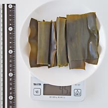 乾燥昆布10gをカットして水につける