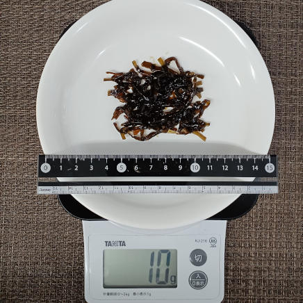 中皿にのせた昆布の佃煮 10g