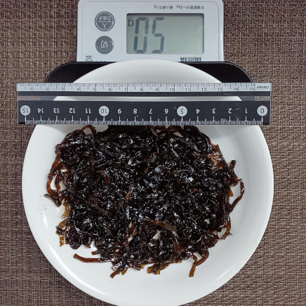中皿にのせた昆布の佃煮 50g