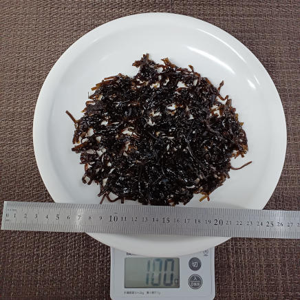 大皿にのせた昆布の佃煮 100g