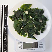 カットわかめ3gを水に戻して広げる