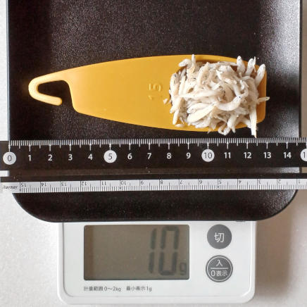 大さじに盛ったしらす 10g