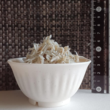 横から見た小鉢入りのしらす 50g