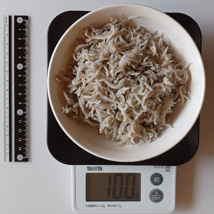 中皿に盛ったしらす 100g